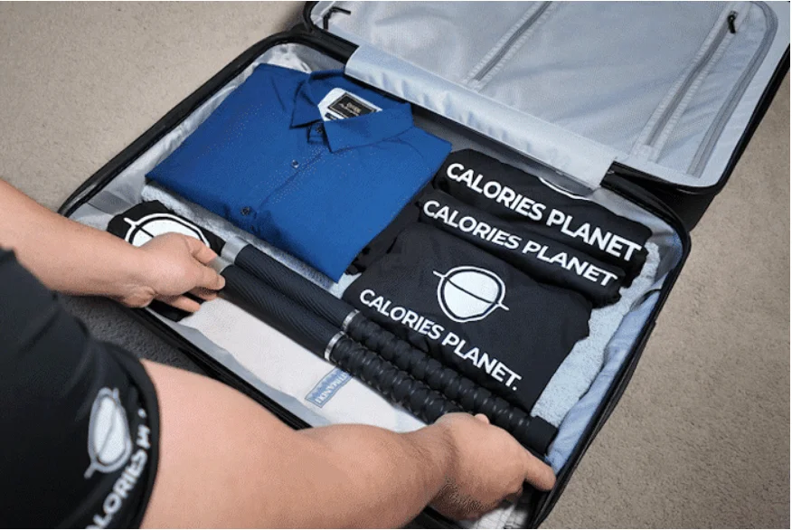 スーツケースにトレーニングギアを詰める様子