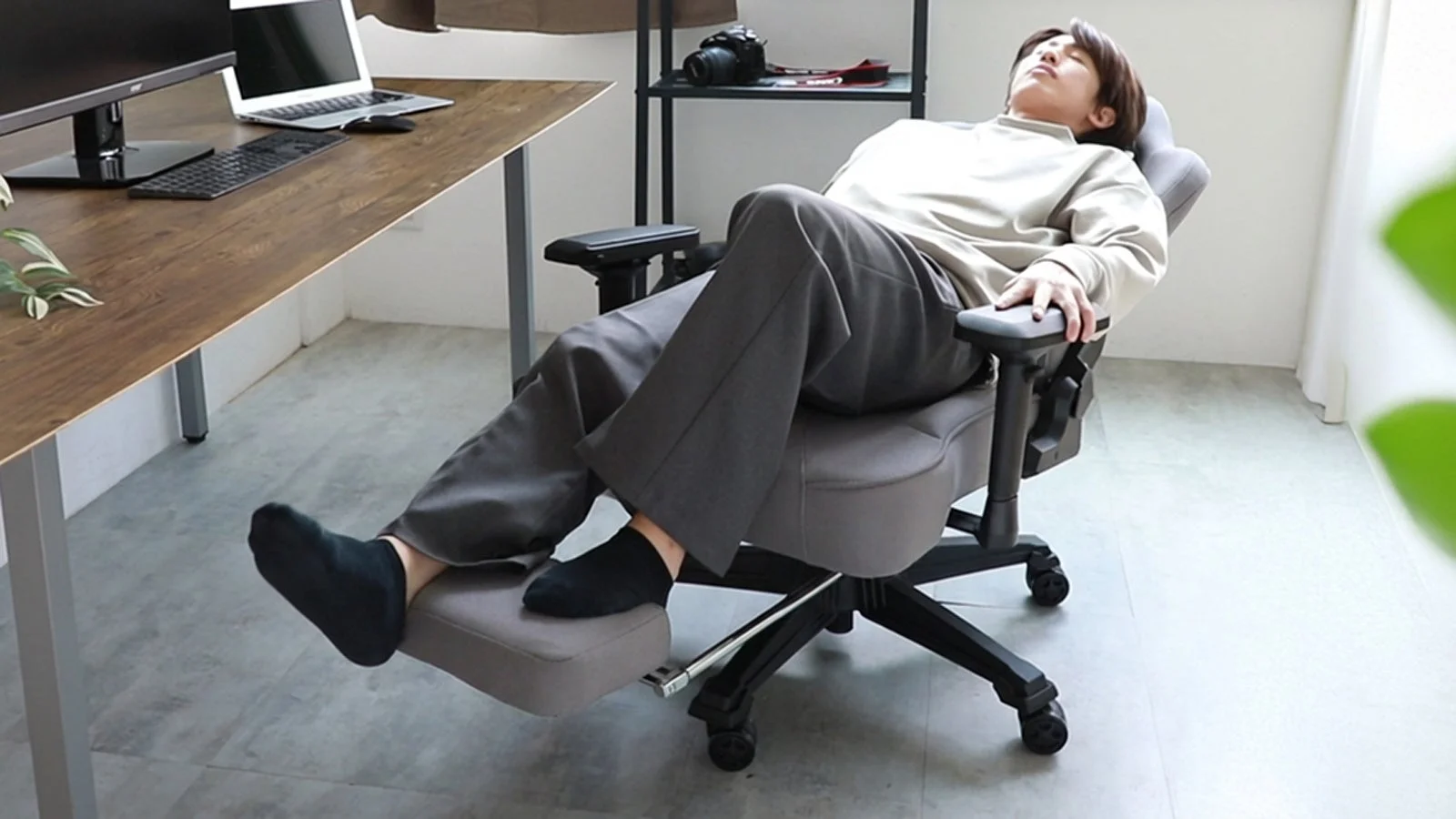 リクライニングしてフットレストでくつろぐ男性