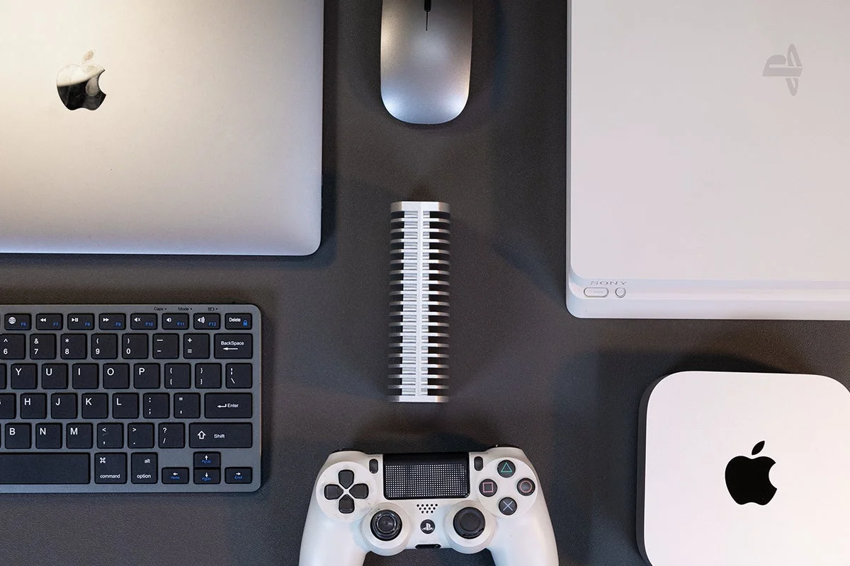 MacBook、PlayStation、TerraMaster D1 SSD Proなどが並べられたデスクのフラットレイ