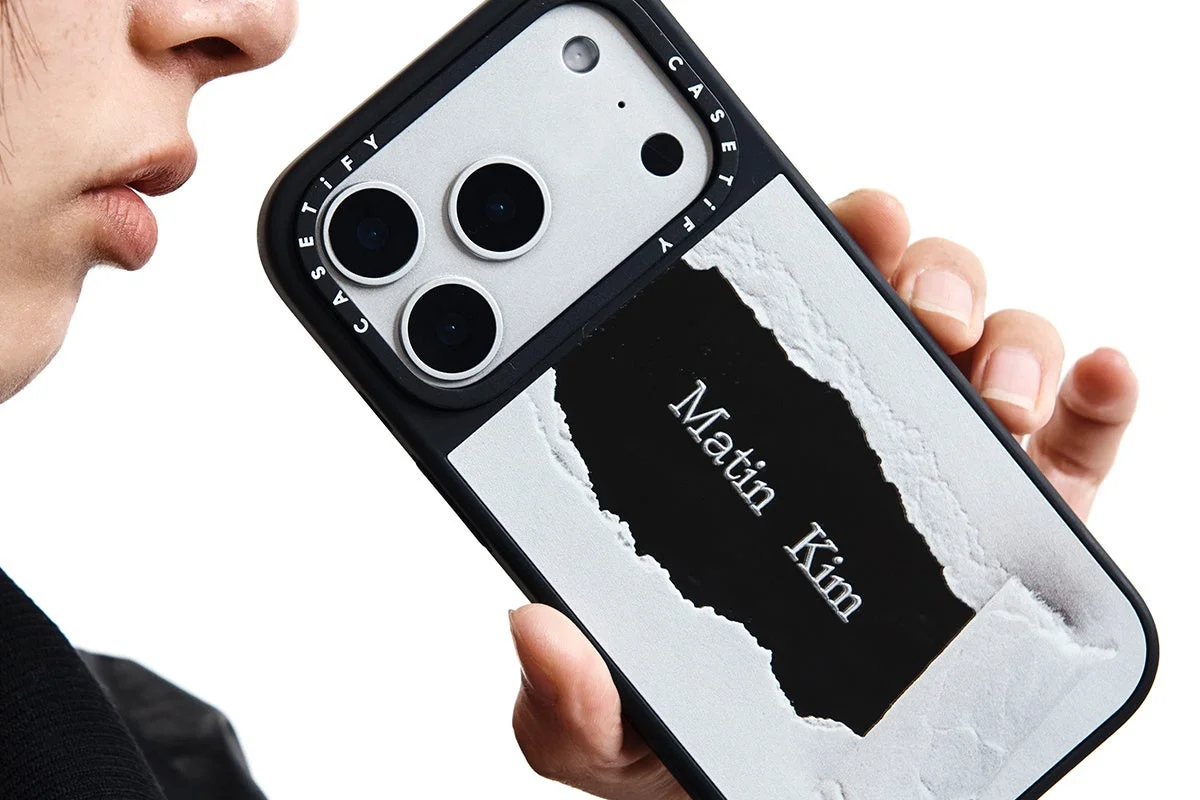 CASETiFYのスマートフォンケースを手に持っている画像