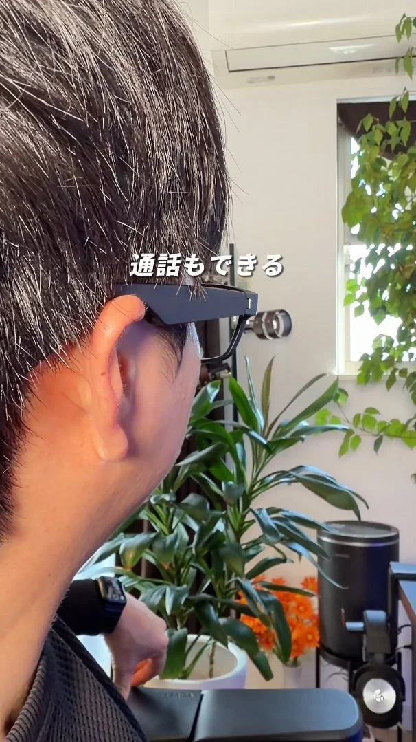 人物が耳元にスマートグラスのようなウェアラブルデバイスを装着している様子です。「通話もできる」というテキストが表示されており、デバイスの機能を示唆しています。