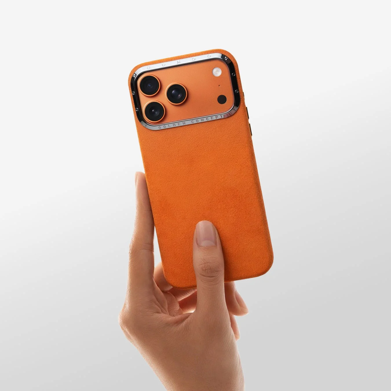 オレンジのiPhoneケースを手にする様子