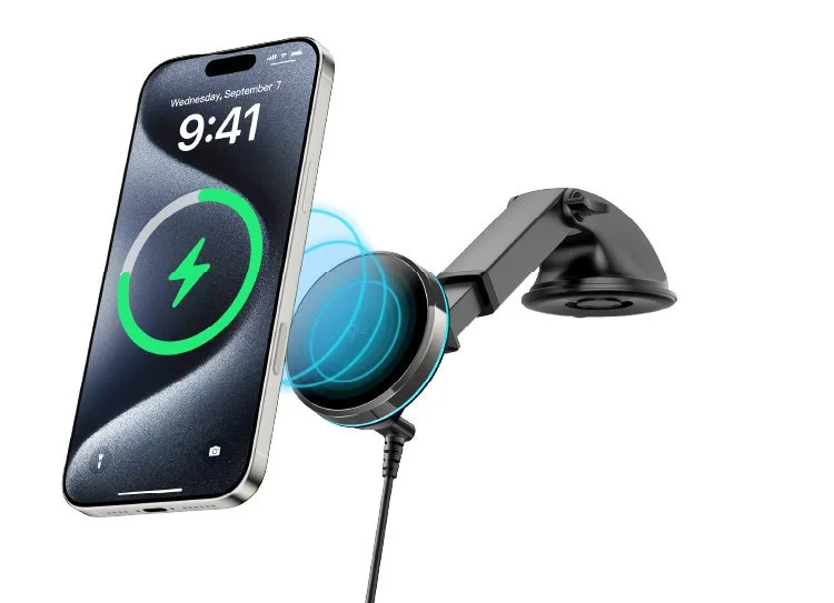 iPhoneがワイヤレス充電対応のマグネット式車載ホルダーに取り付けられ、充電されている様子