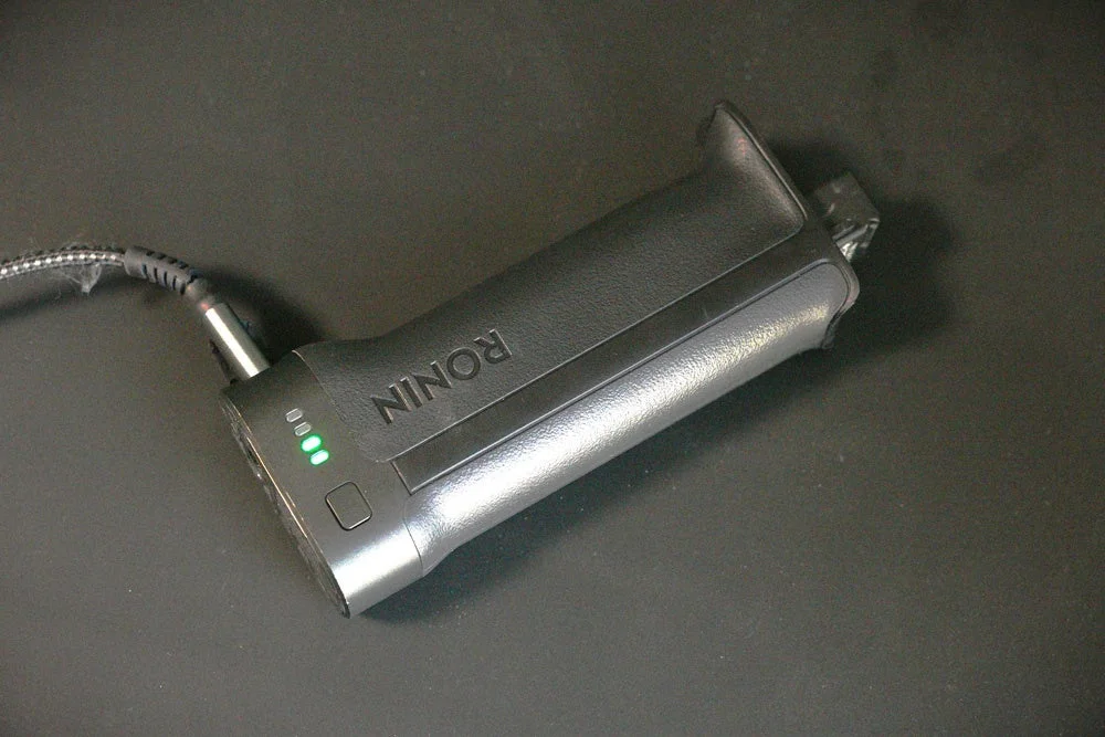 DJI Roninシリーズのカメラ用ジンバルまたはそのバッテリーグリップ