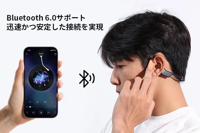 Bluetooth 6.0をサポートし、迅速かつ安定した接続を実現するワイヤレスイヤホンを使用する男性