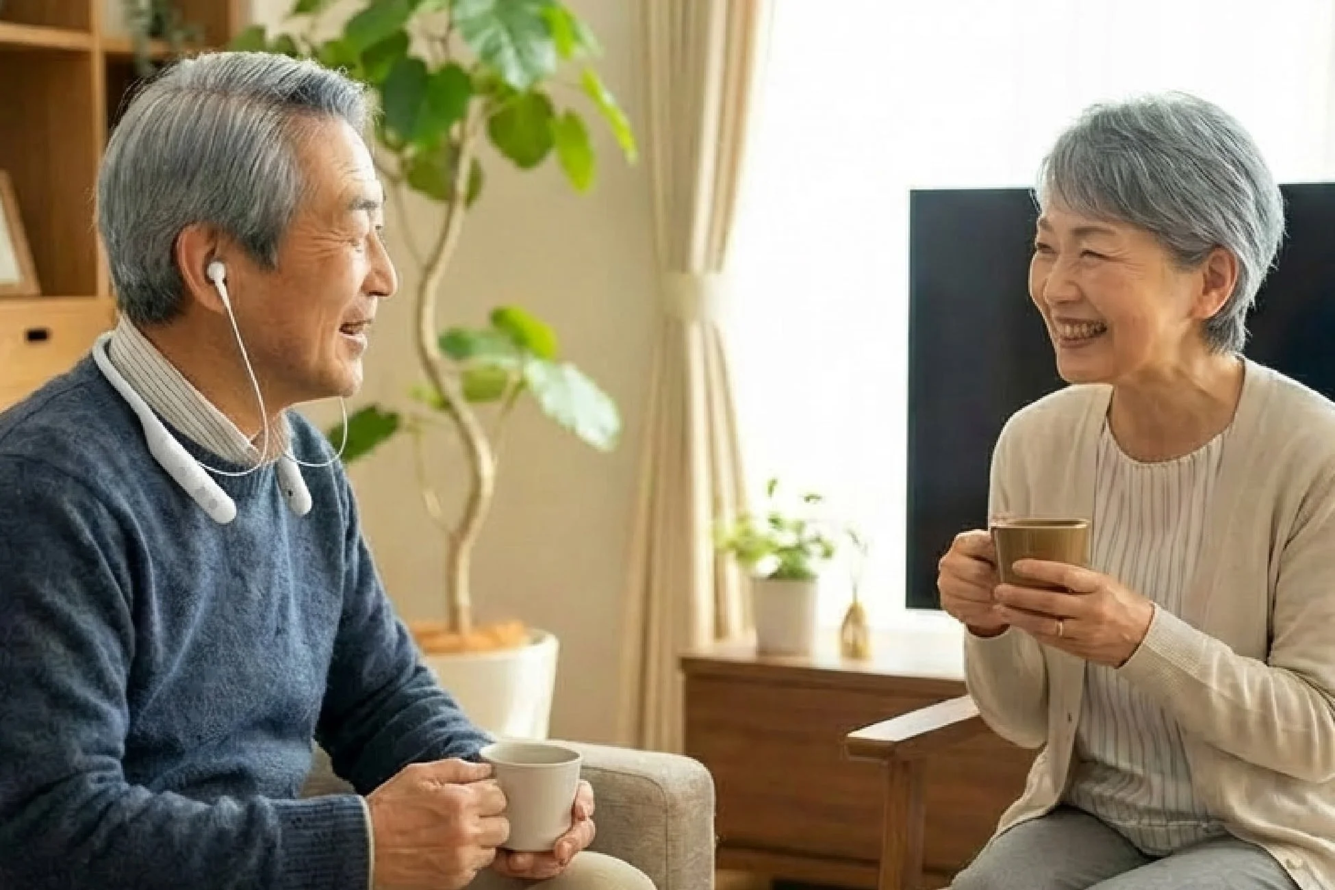 リビングで会話を楽しむ高齢夫婦