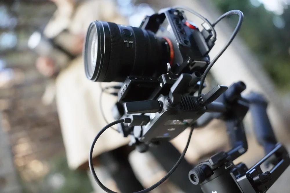 ジンバルスタビライザーに装着されたミラーレス一眼カメラがクローズアップ