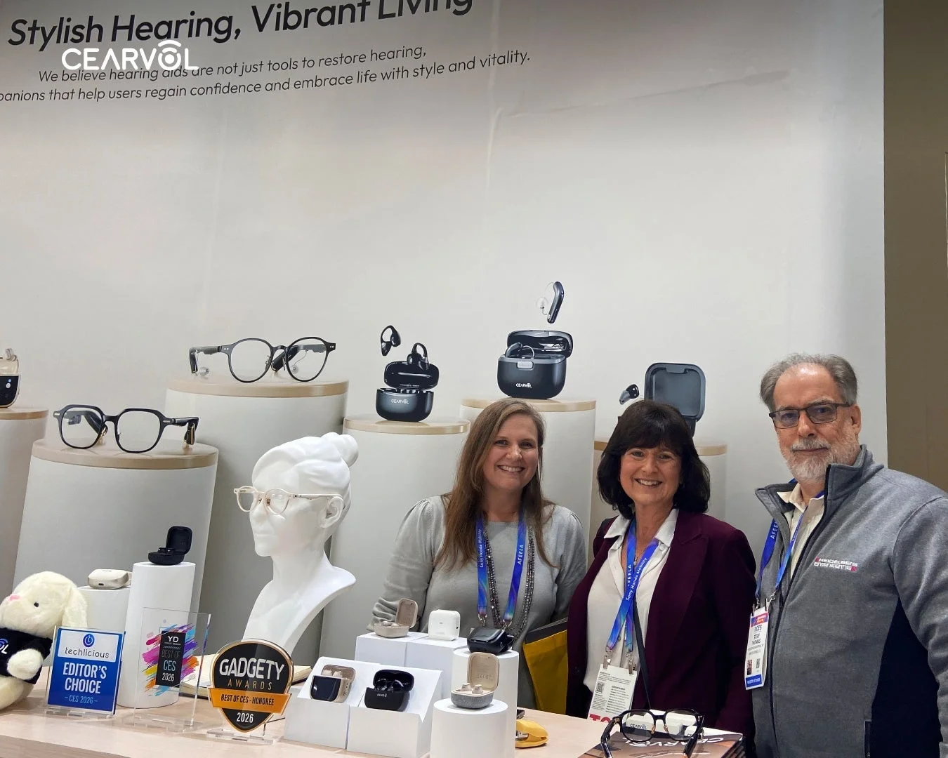 CEARVOLの展示ブースで製品を紹介するスタッフ