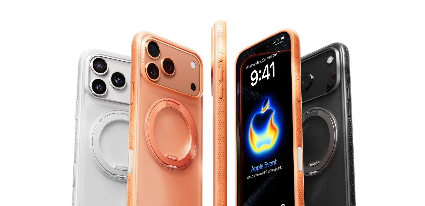 透明、オレンジ、黒の3色の保護ケースを装着した複数のiPhoneが並べられています。