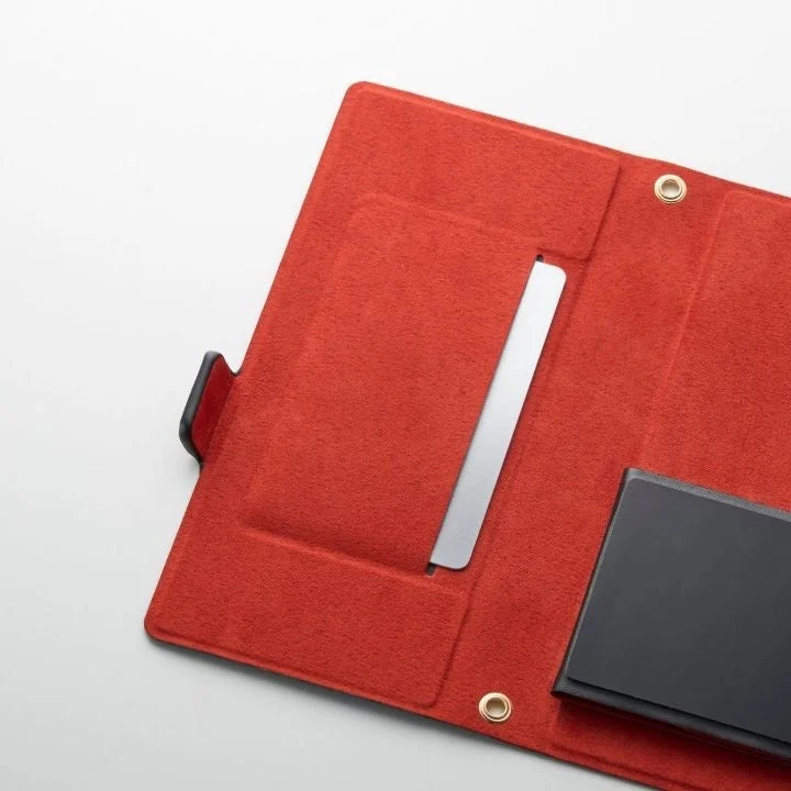 赤いフェルトのような素材のケースが写っており、内部には銀色のカードと黒い小物入れが収納されています