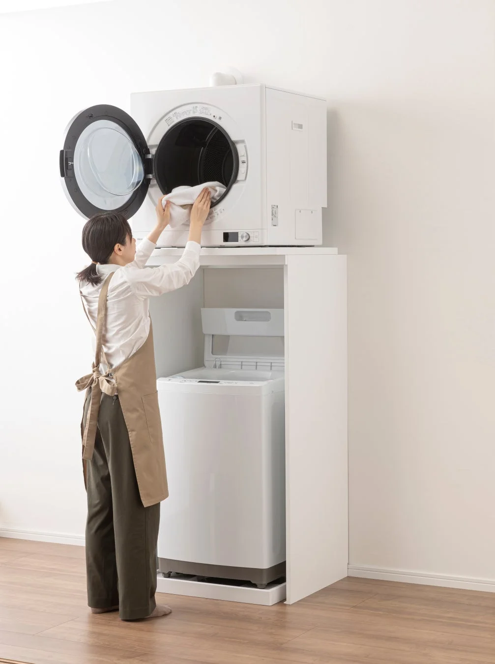 1,480mmタイプの乾太くん専用台で洗濯物を出し入れする様子