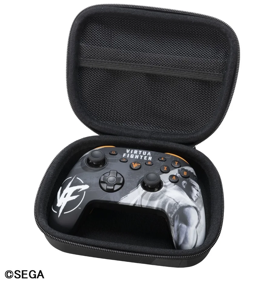 メッシュポケットに周辺機器を収納