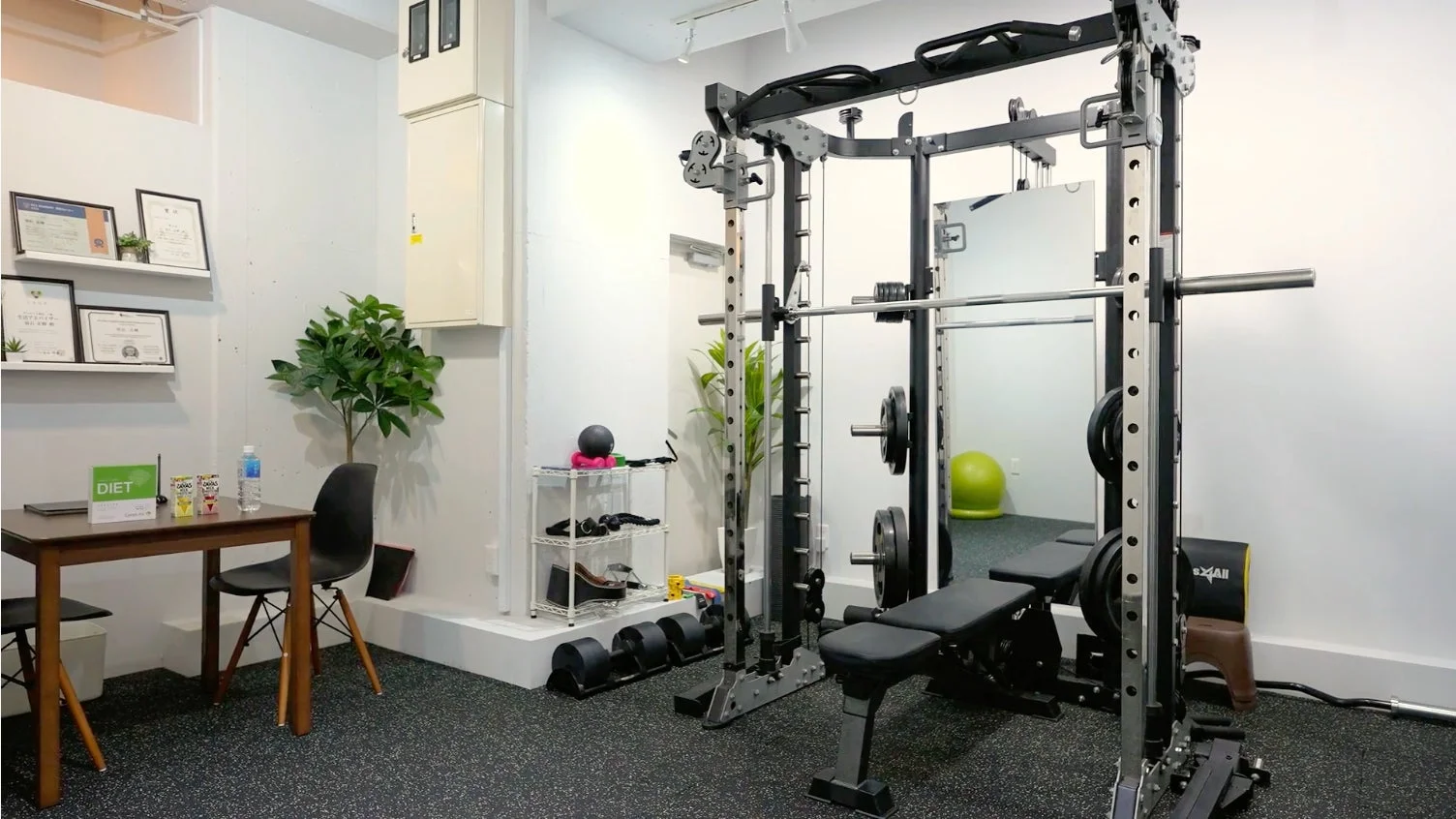 清潔感のある白い壁の室内ジムの様子