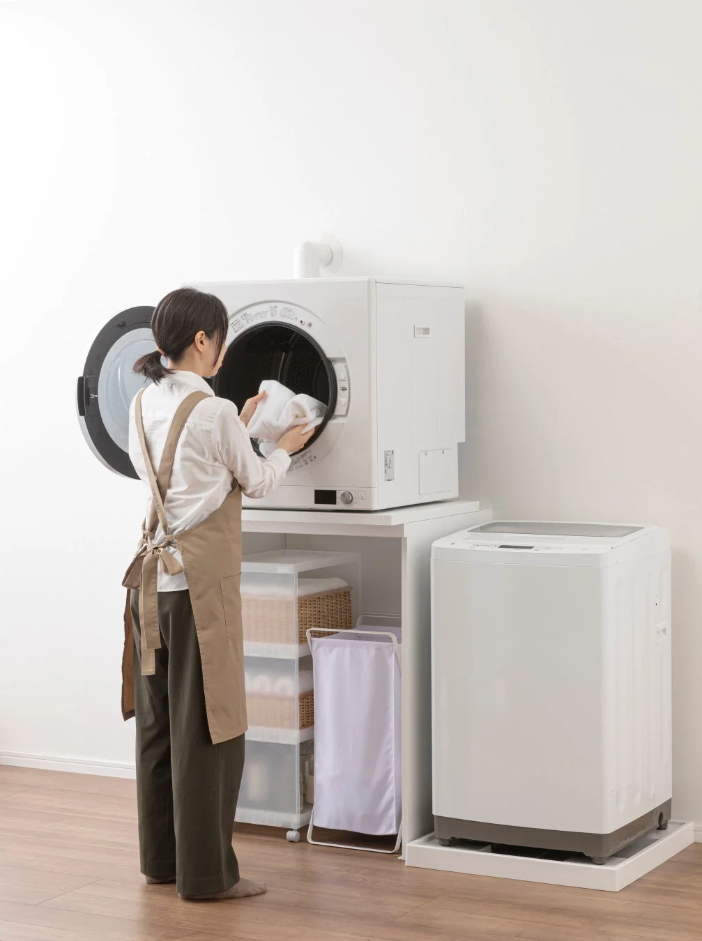 1,000mmタイプの乾太くん専用台で洗濯物を出し入れする様子
