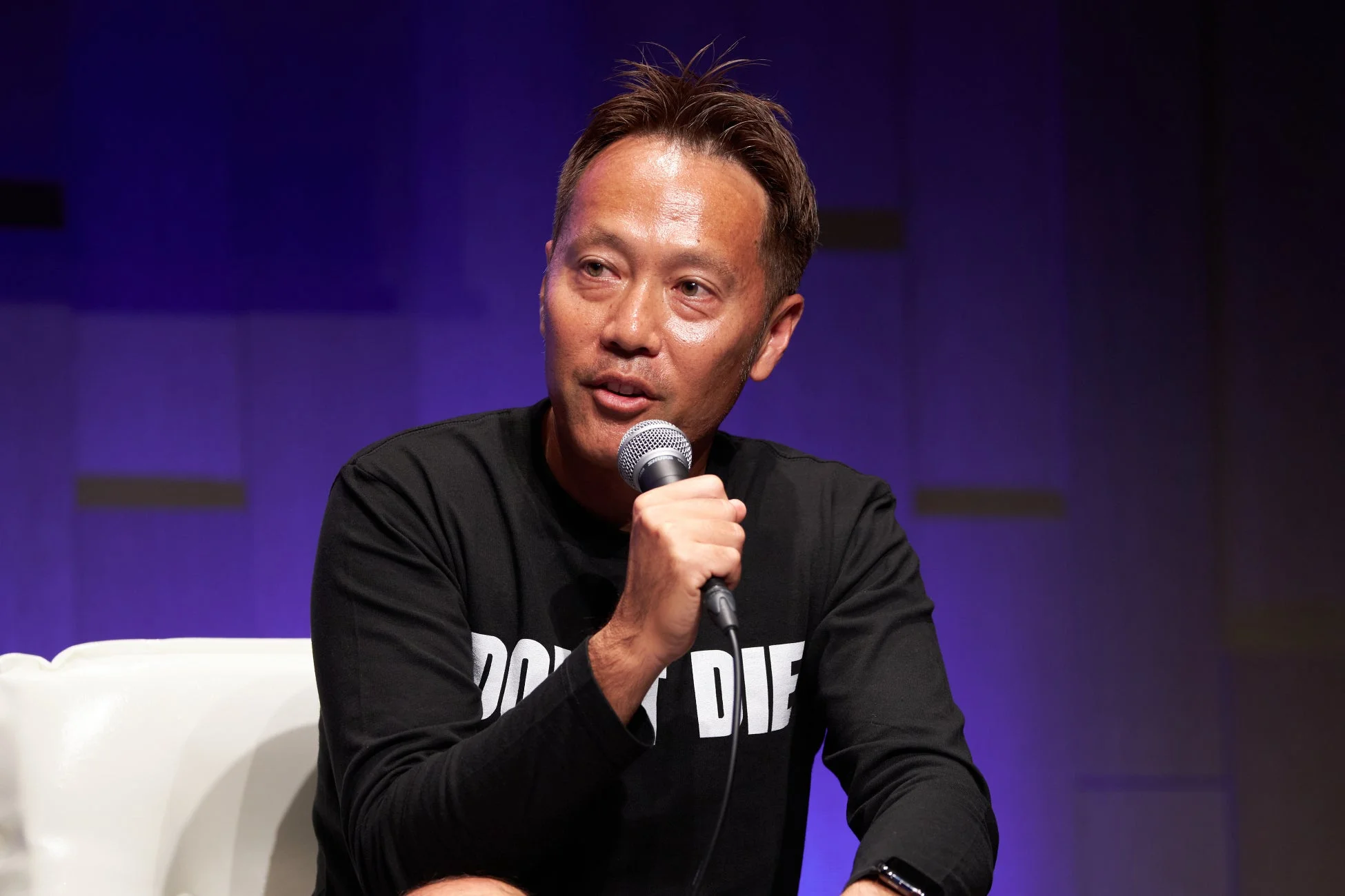 マイクを持って話す衣笠竜太氏