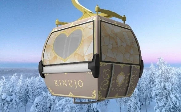 雪景色の中を運行する豪華なデザインのゴンドラ。ハート型の窓と「KINUJO」の文字が見える