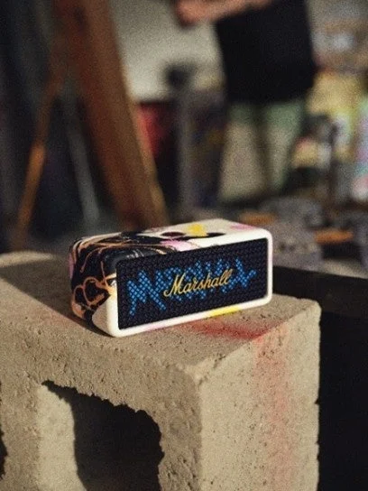 カラフルなグラフィティ風デザインが施されたMarshallのポータブルスピーカー