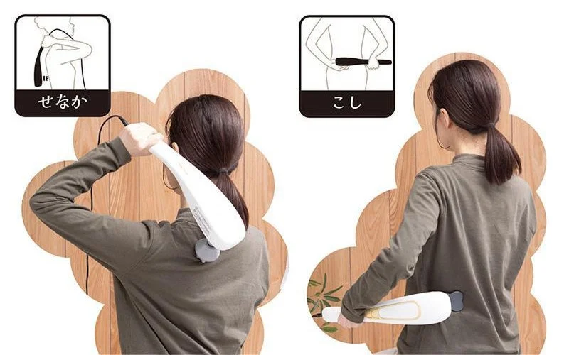 女性がマッサージ器で肩と腰をマッサージする様子