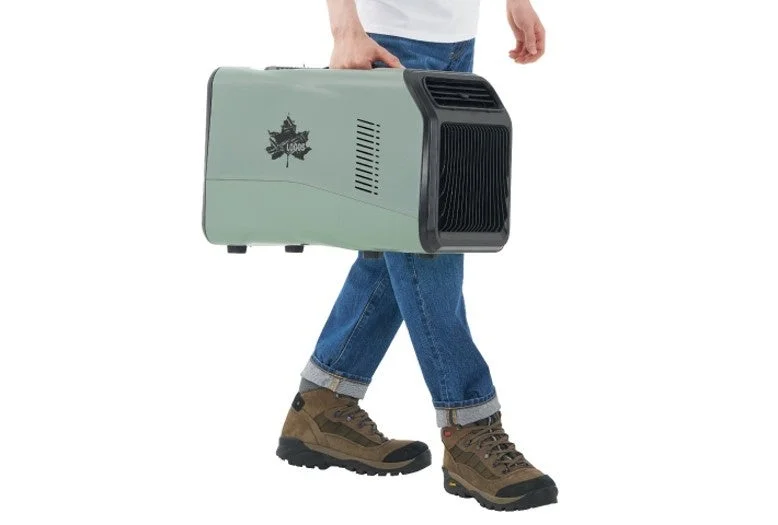 人物がロゴスのロゴが入った淡い緑色のポータブル冷暖房機を運んでいる