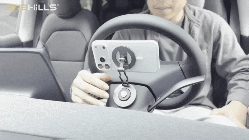 車内でのスマホ固定イメージ