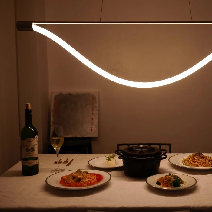 ダイニングテーブルを照らす「Yunel rope」