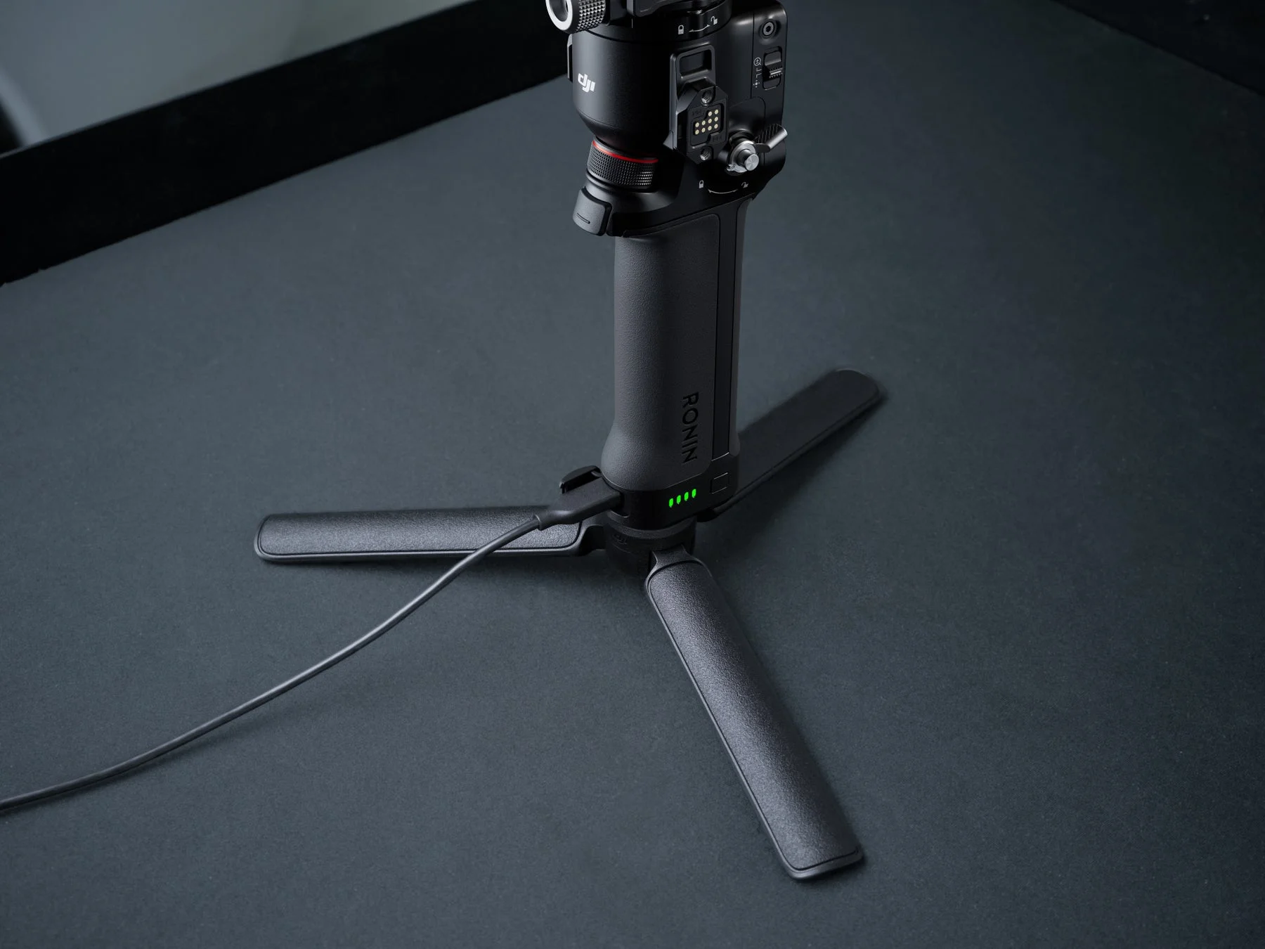 充電中のDJI Roninスタビライザー