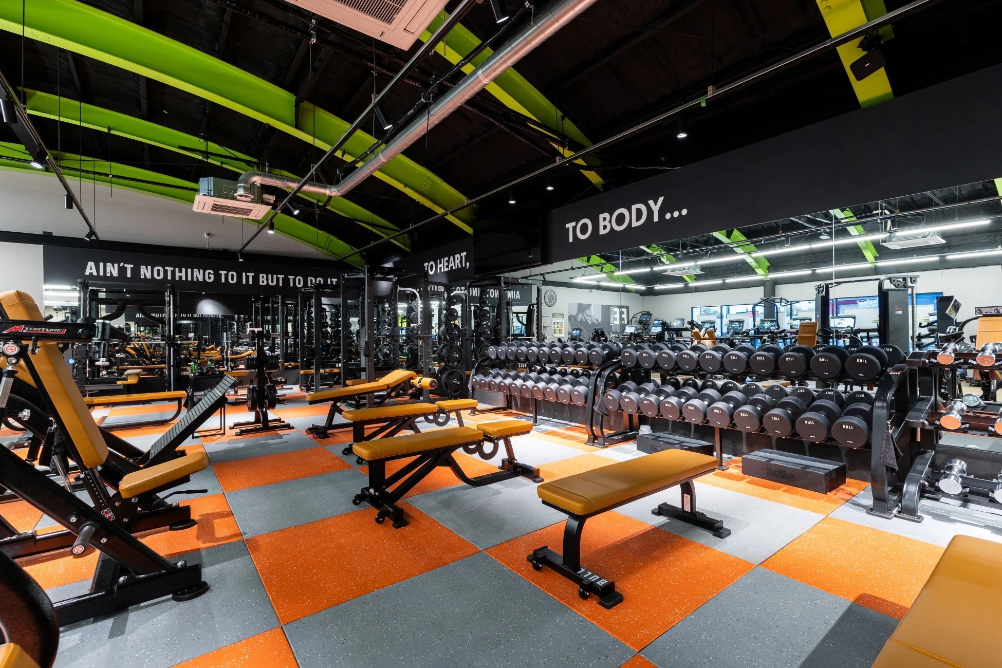 広々としたジムの内部