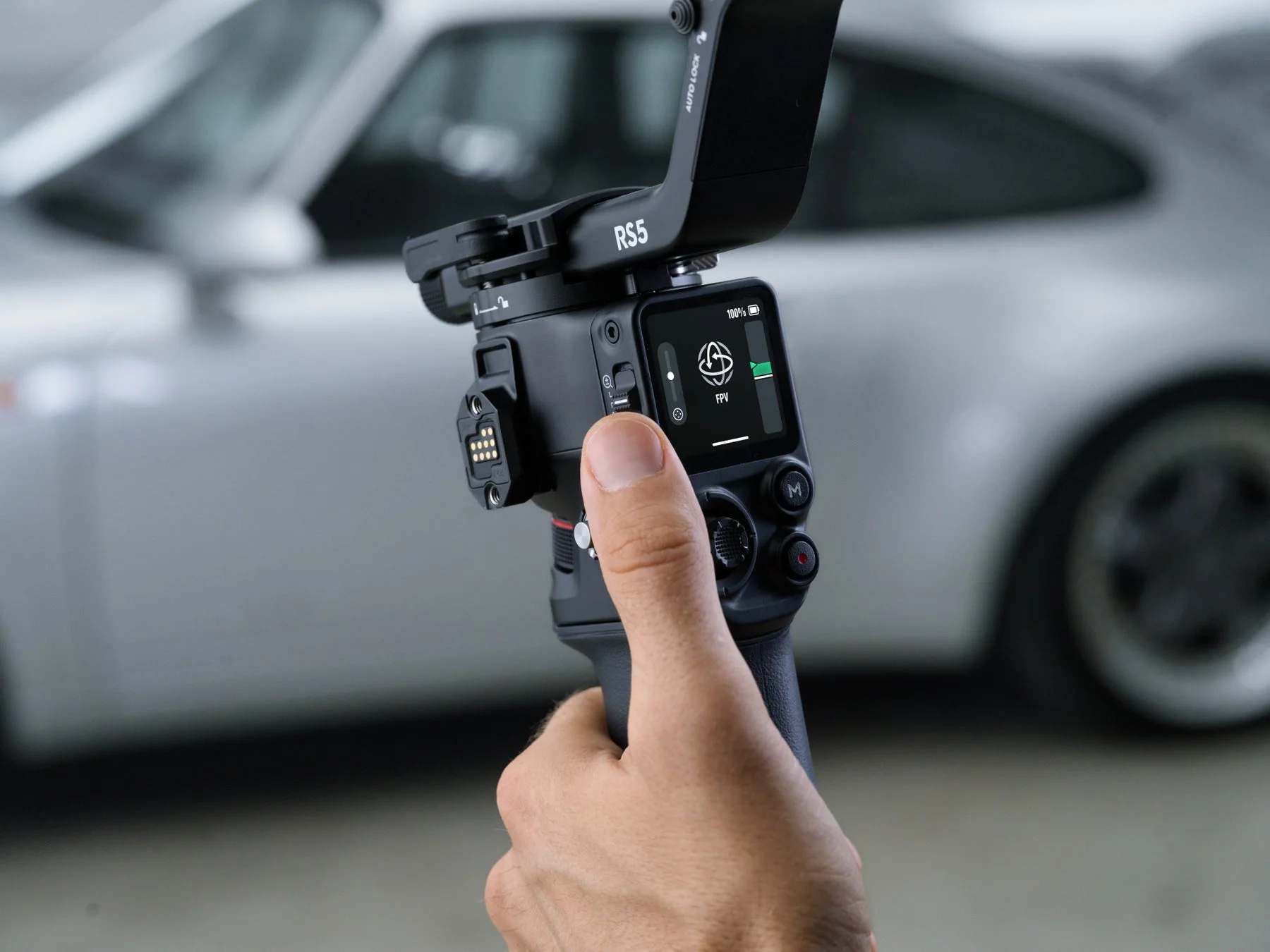 高級車を背景に手持ち撮影するカメラジンバルRS5