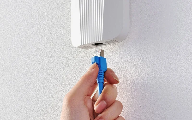 LANケーブルを接続する様子