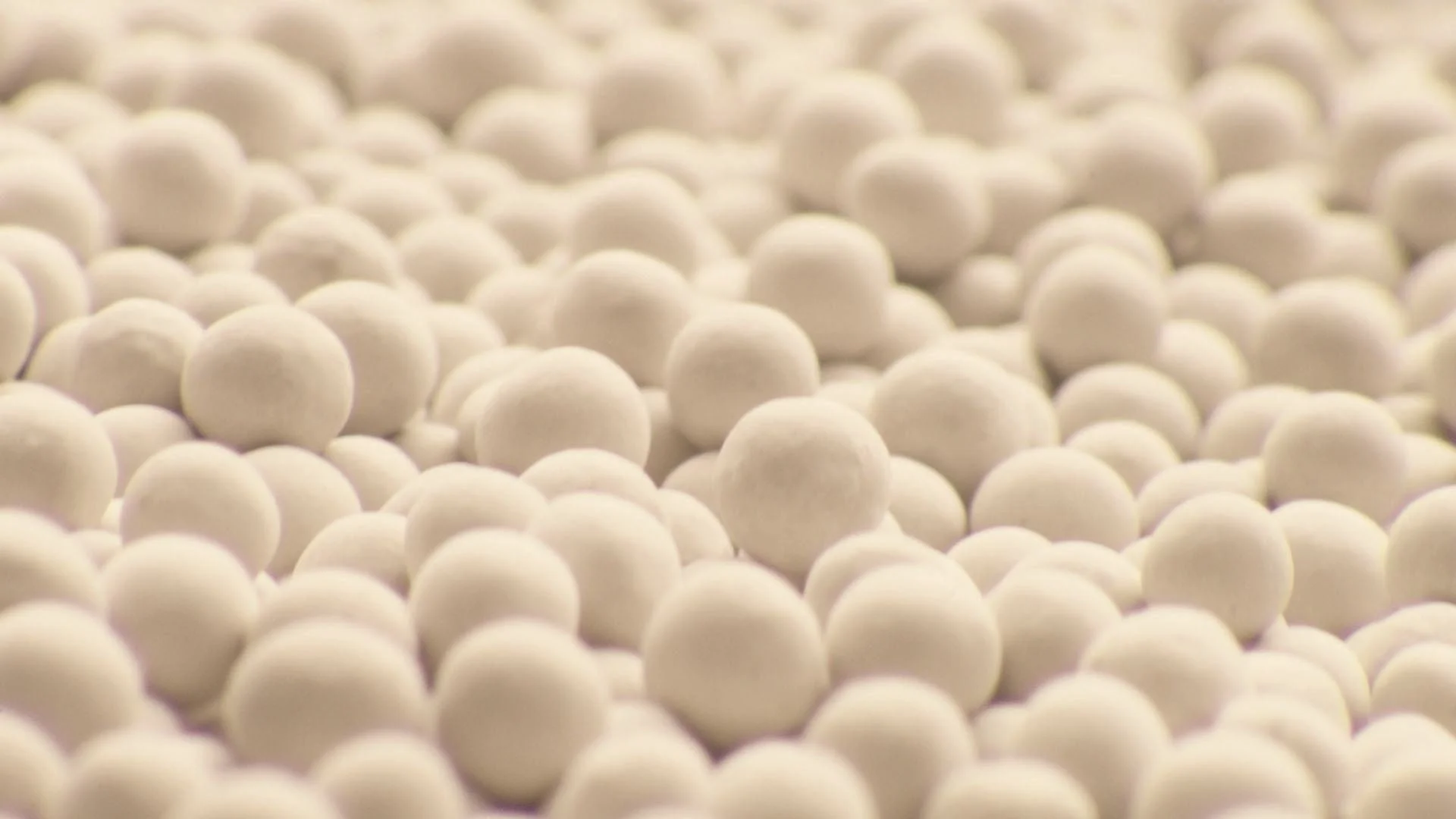 無数の小さな白い球体が密集して広がる様子