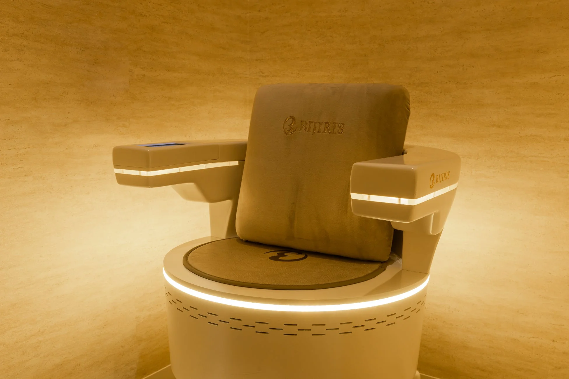 モダンで高級感のある高機能な椅子型デバイス