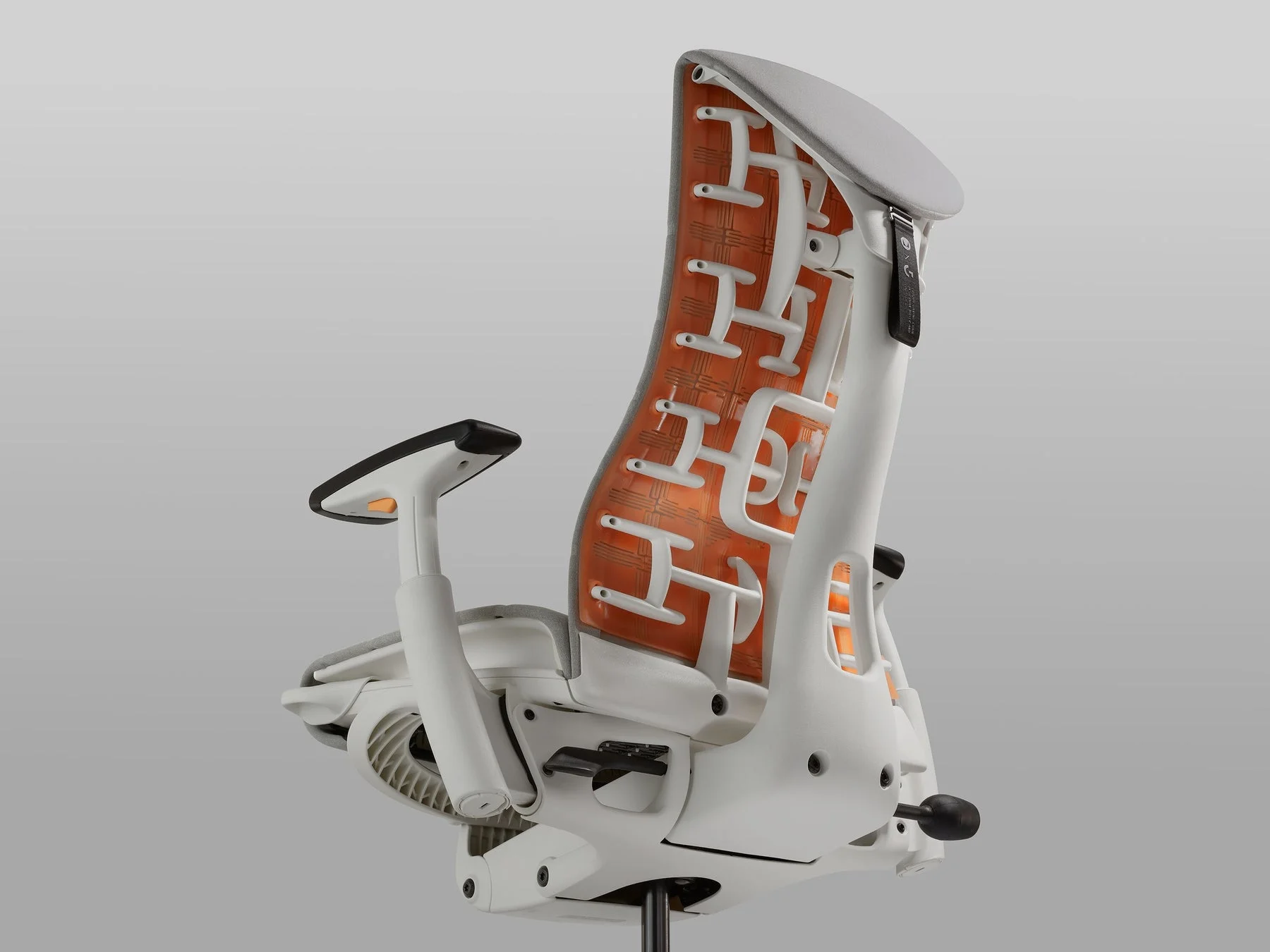 IgniteカラーのEmbody Gaming Chair 背面