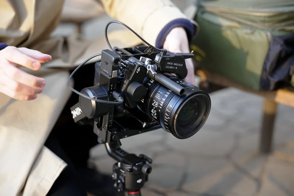 プロフェッショナルなカメラとジンバルシステムがセットアップされており、撮影の準備をしているかのような様子