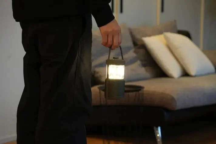 ランタンを持つ人物