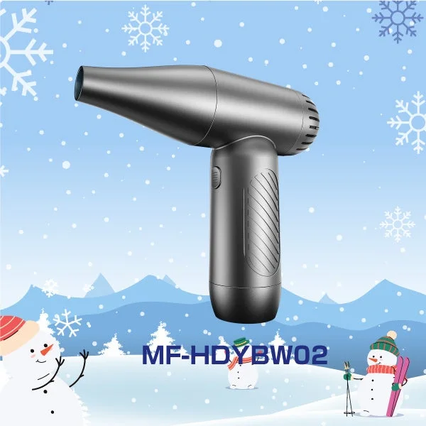 冬の雪景色を背景に、スタイリッシュな黒いヘアドライヤーが中央に配置された画像。