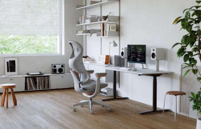 モダンなホームオフィスでingCloudチェアが置かれたデスクセットアップ