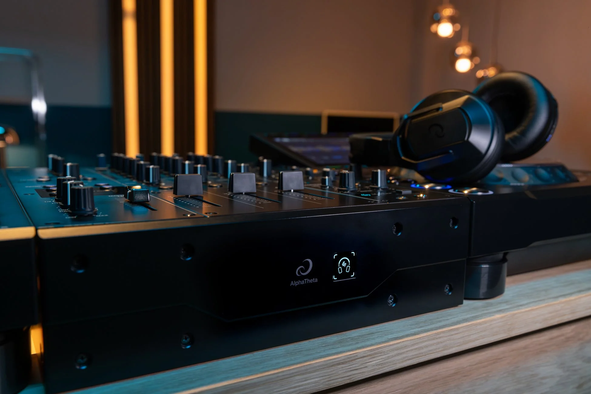 DJM-V5とヘッドホン