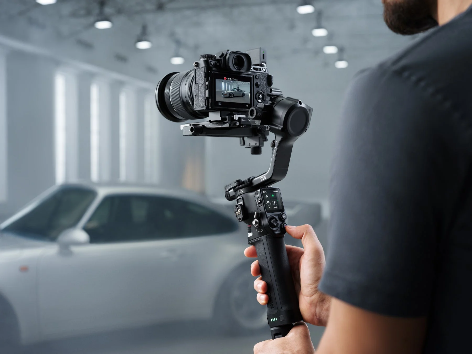 スタジオでスポーツカーを撮影するDJI Ronin RS3ジンバル