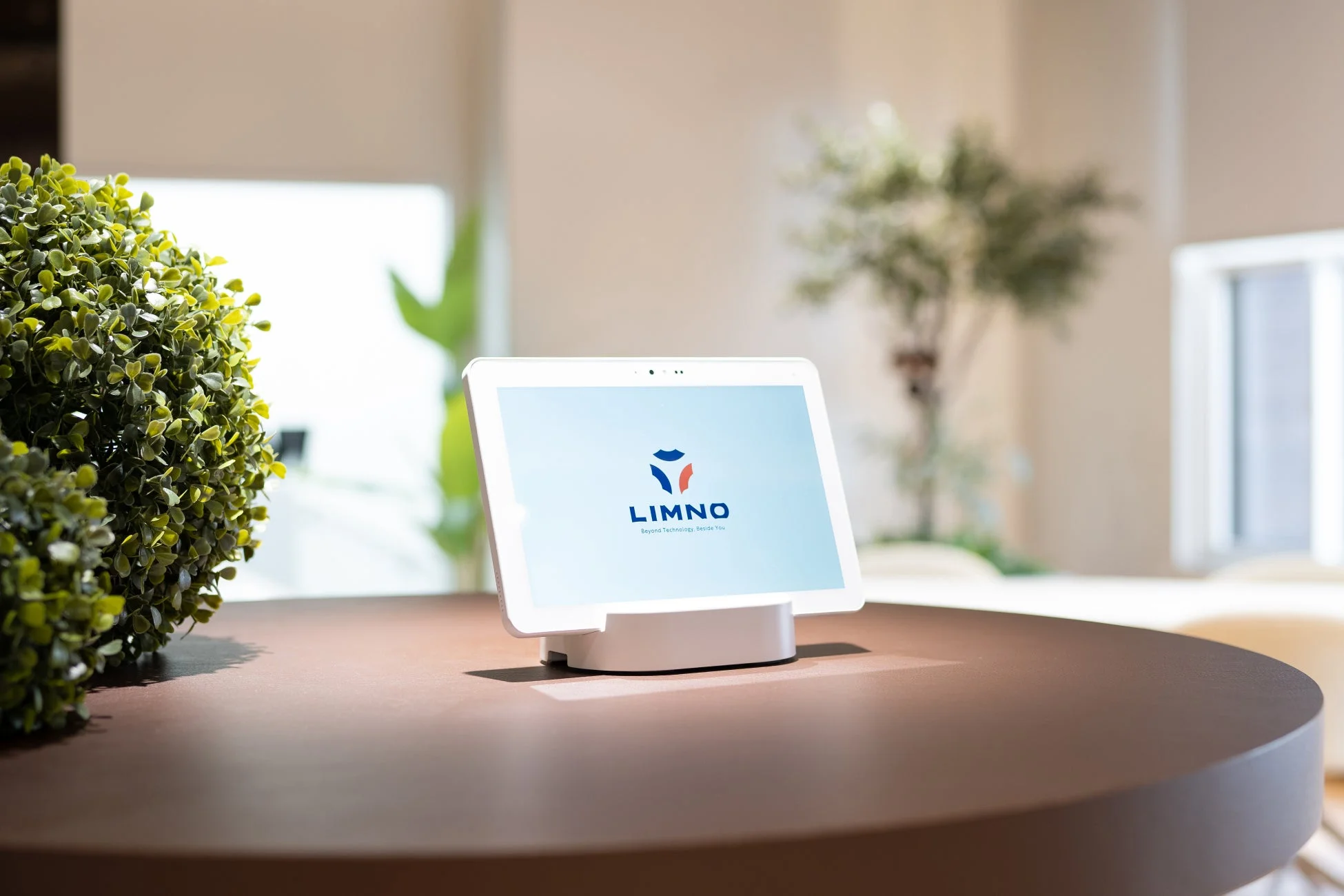 LIMNOのロゴとFunityタブレット