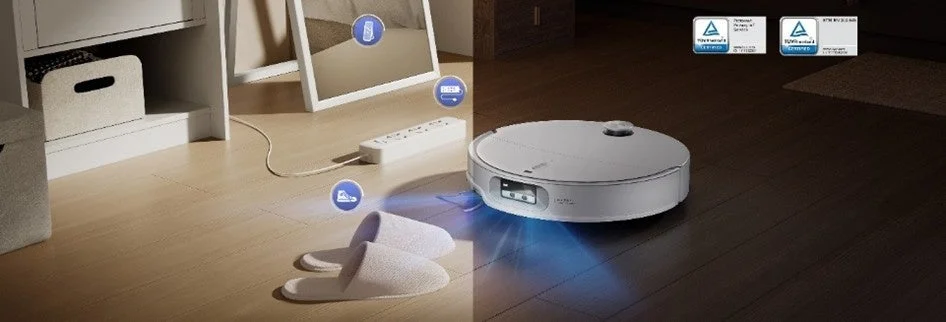 木製の床の上で稼働している白いロボット掃除機が写っています。