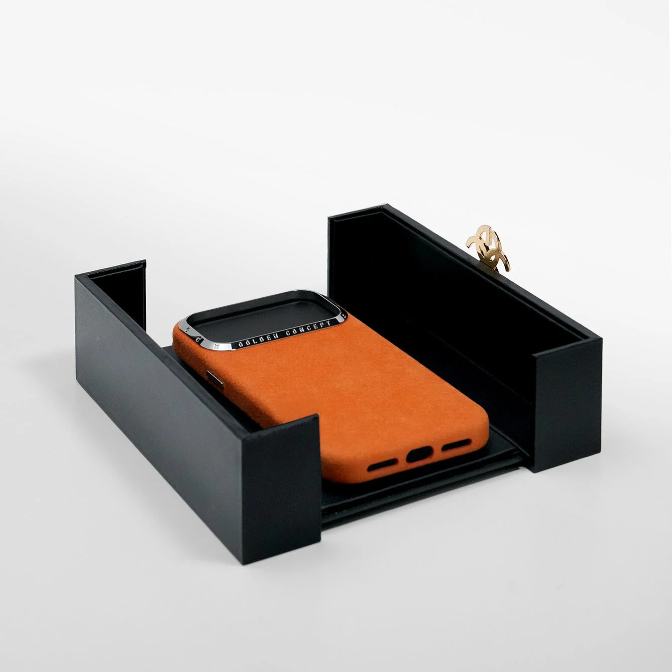 ブラックボックスに収められたオレンジ色のiPhoneケース