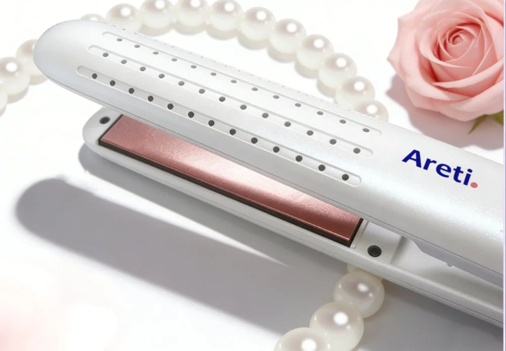 白いヘアアイロンと真珠、バラ