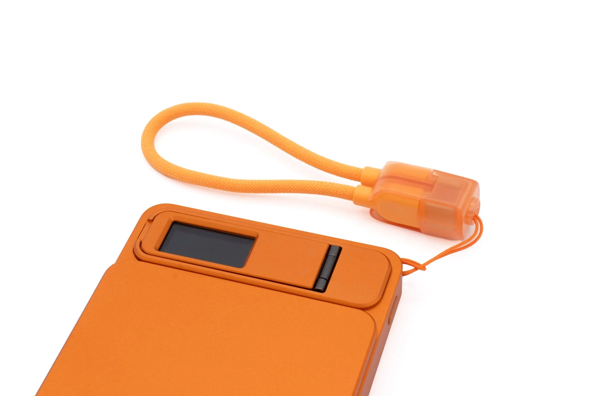 Element Metal Power Bank 8000に付属するUSBストラップ