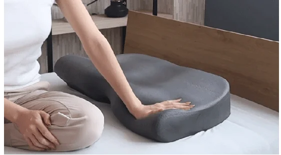 枕の弾力性を確かめる女性