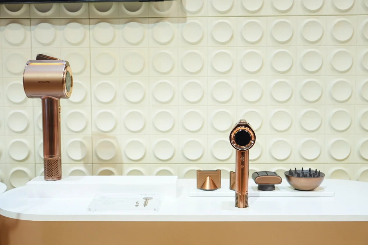 ローズゴールドのモダンなヘアドライヤー