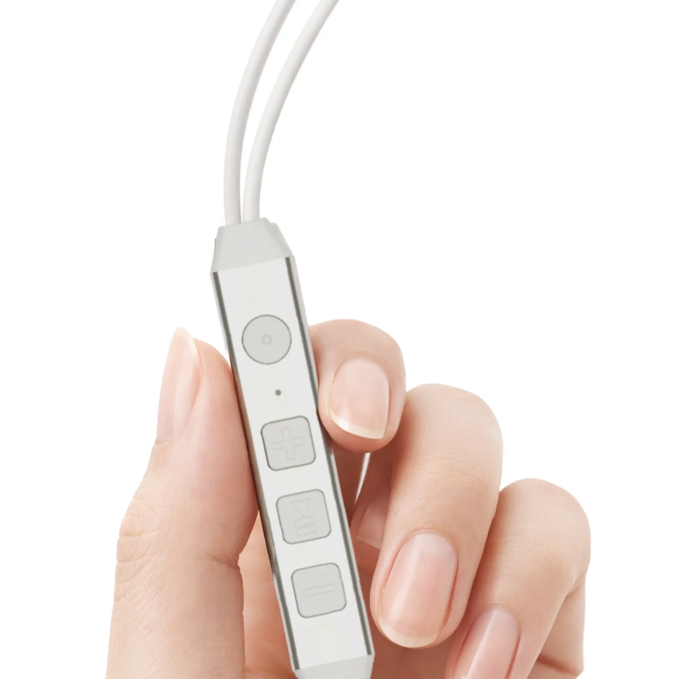 イヤホンリモコンを操作する手