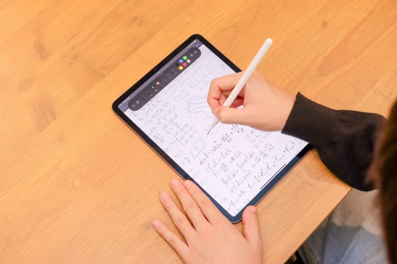 スタイラスペンを使ってタブレットに数式を書き込んでいる様子