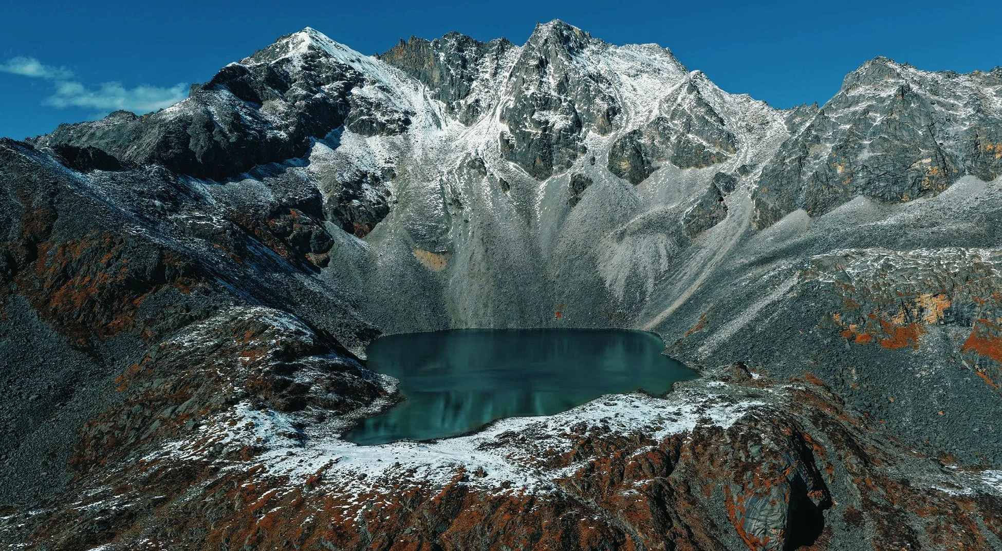 雪山と高山湖の風景