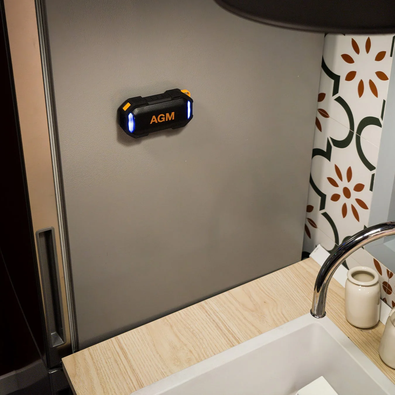 冷蔵庫に吸着するMagROCK