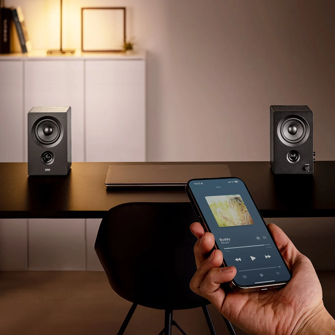 デスクトップスピーカーとスマートフォン
